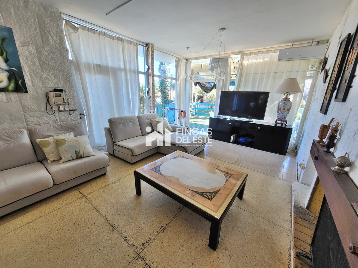 Casa ID.2339/Hermosa-casa-muy-bien-ubicada-en-venta-5-dormitorios-en-Punta-del-Este - Hermosa casa muy bien ubicada en venta 5 dormitorios en Punta del Este
