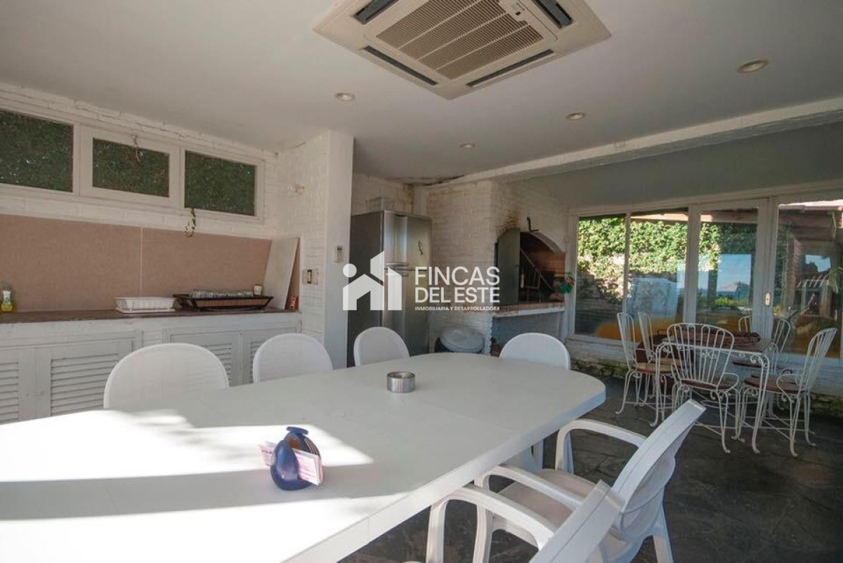 Casa ID.86/Expectacular-casa-a-metros-del-mar.-Playa-Mansa.-5-dormitorios.-5-baños. - Expectacular casa a metros del mar. Playa Mansa. 5 dormitorios. 5 baños.