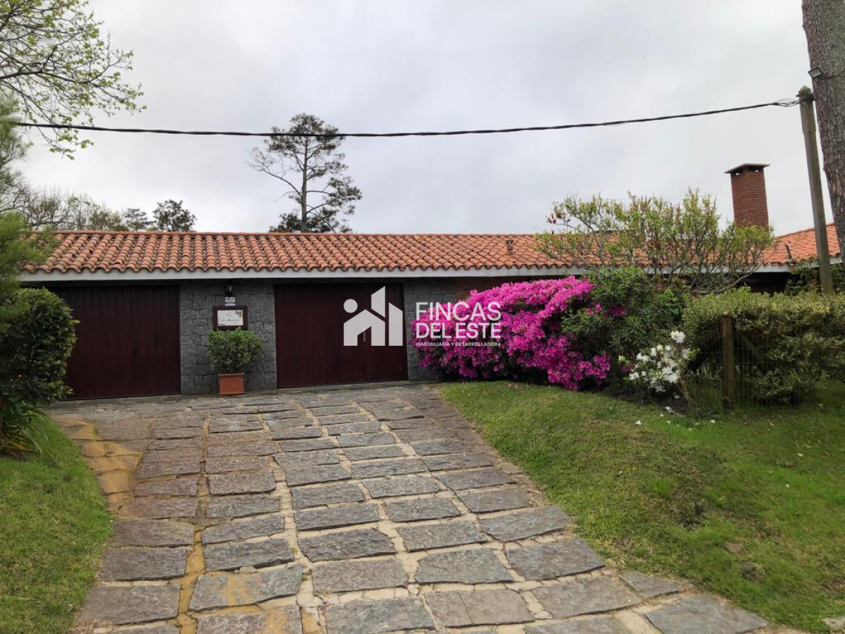 Casa ID.1973/Hermosa-casa-en-alquiler-con-5-dormitorios-PUNTA-DEL-ESTE- - Hermosa casa en alquiler  con 5 dormitorios  PUNTA DEL ESTE 