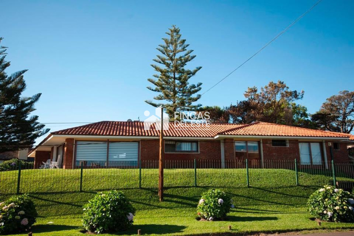 Casa ID.86/Expectacular-casa-a-metros-del-mar.-Playa-Mansa.-5-dormitorios.-5-baños. - Expectacular casa a metros del mar. Playa Mansa. 5 dormitorios. 5 baños.