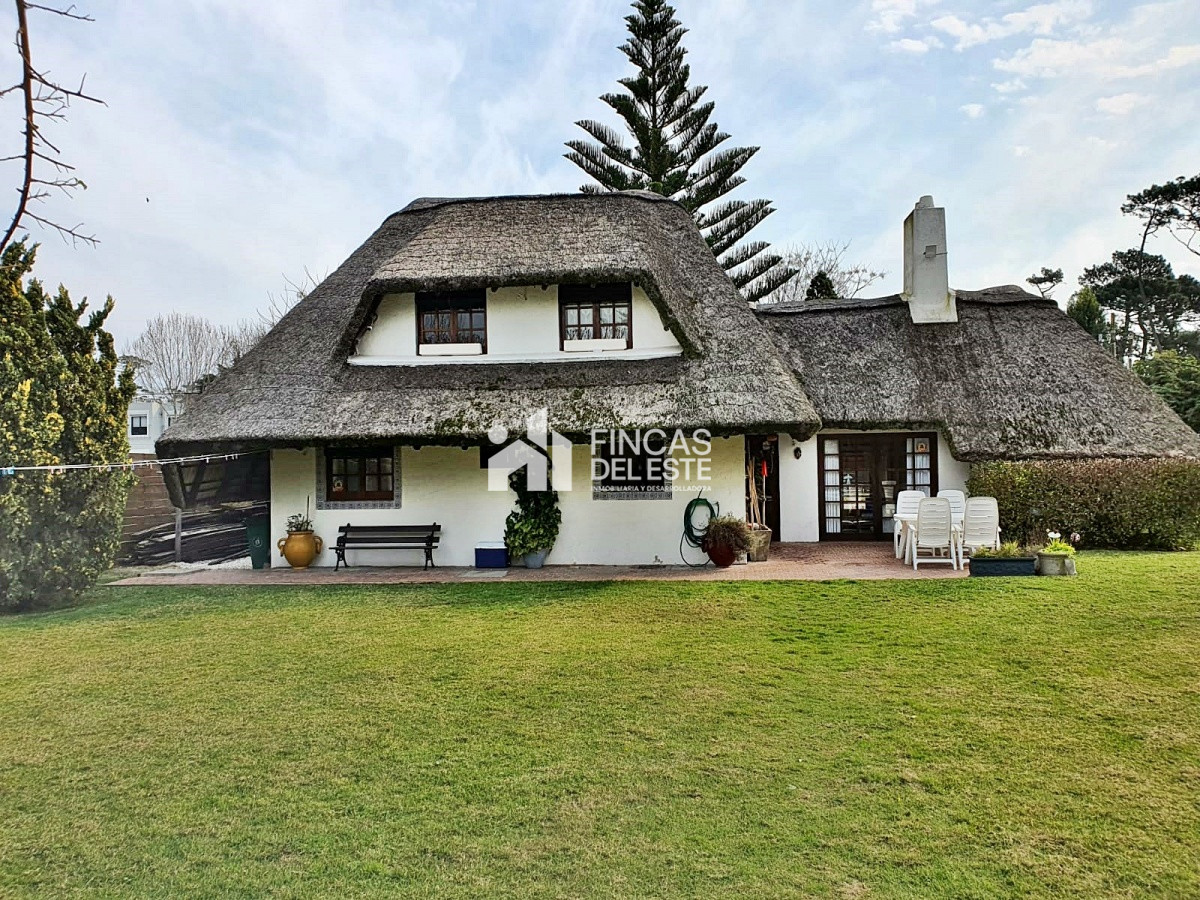 Casa ID.880/Casa-en-Las-Delicias-con-3-dormitorios-y-jardín-amplio! - Casa en Las Delicias con 3 dormitorios y jardín amplio!