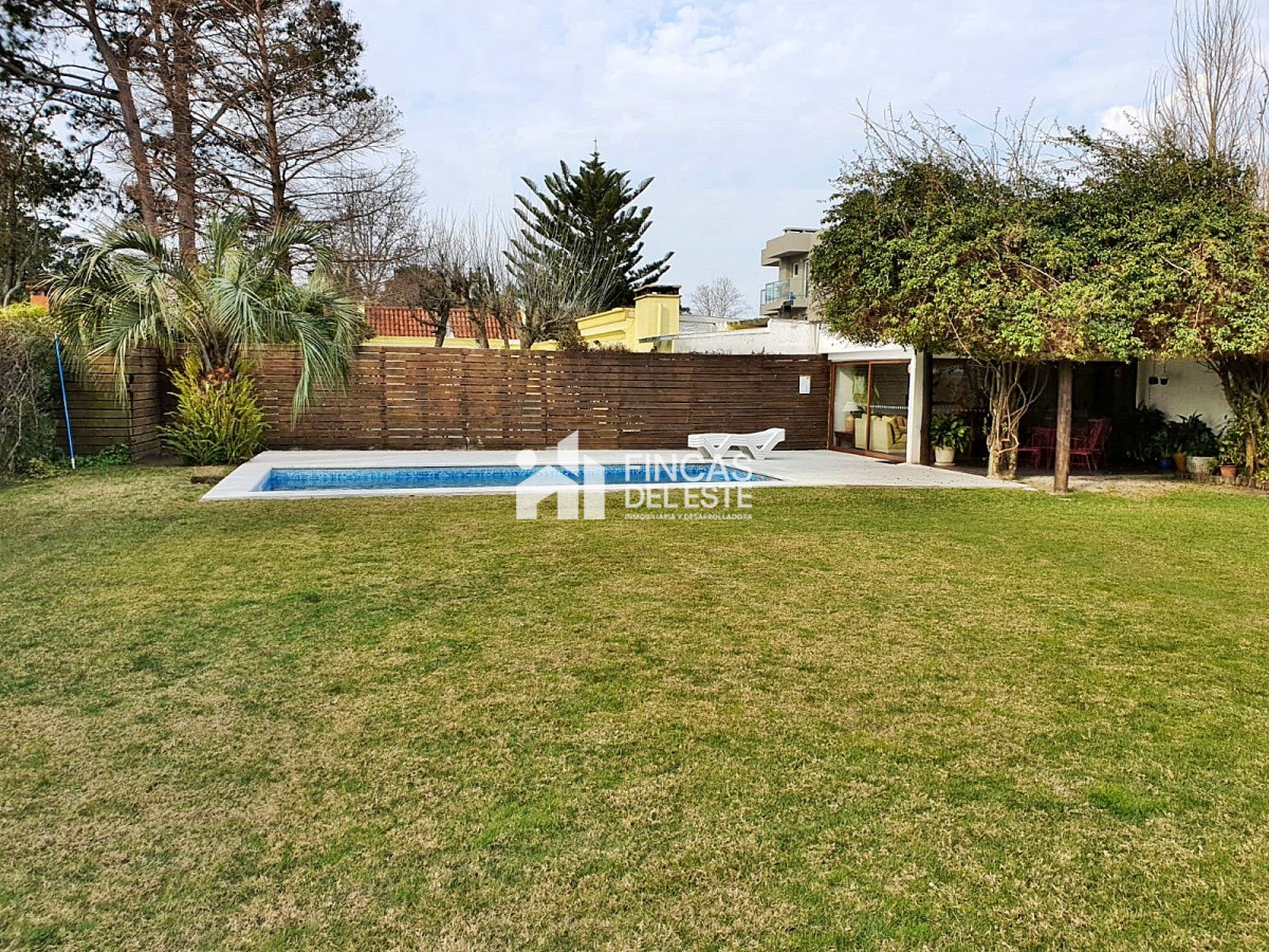 Casa ID.880/Casa-en-Las-Delicias-con-3-dormitorios-y-jardín-amplio! - Casa en Las Delicias con 3 dormitorios y jardín amplio!