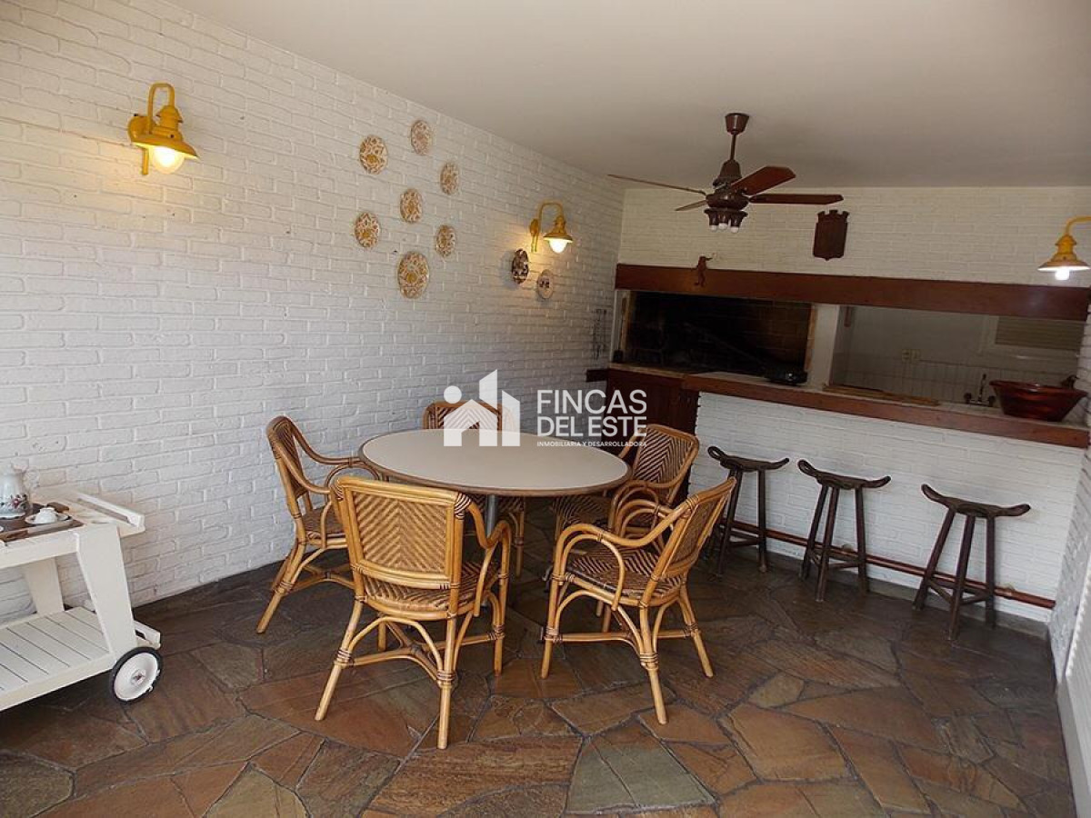Casa ID.64/Hermosa-casa-de-4-dormitorios-y-5-baños-a-150-metros-del-mar - Hermosa casa de 4 dormitorios y 5 baños a 150 metros del mar
