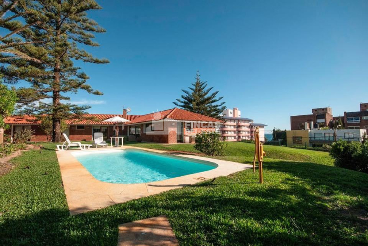 Expectacular casa a metros del mar. Playa Mansa. 5 dormitorios. 5 baños.
