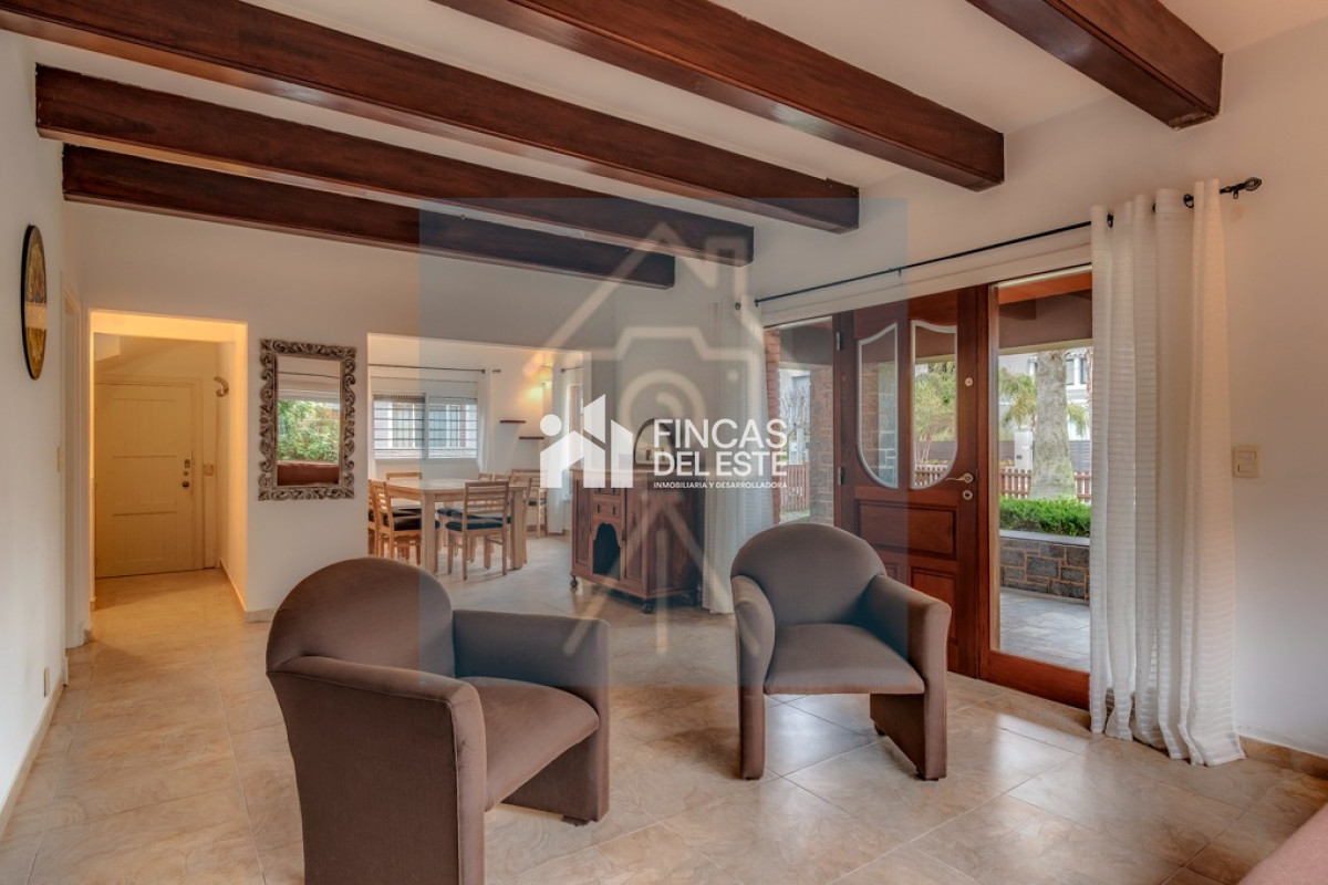 Casa ID.2880/Casa-en-alquiler-anual-y-venta!-ubicación-única - Casa en alquiler anual y venta! ubicación única