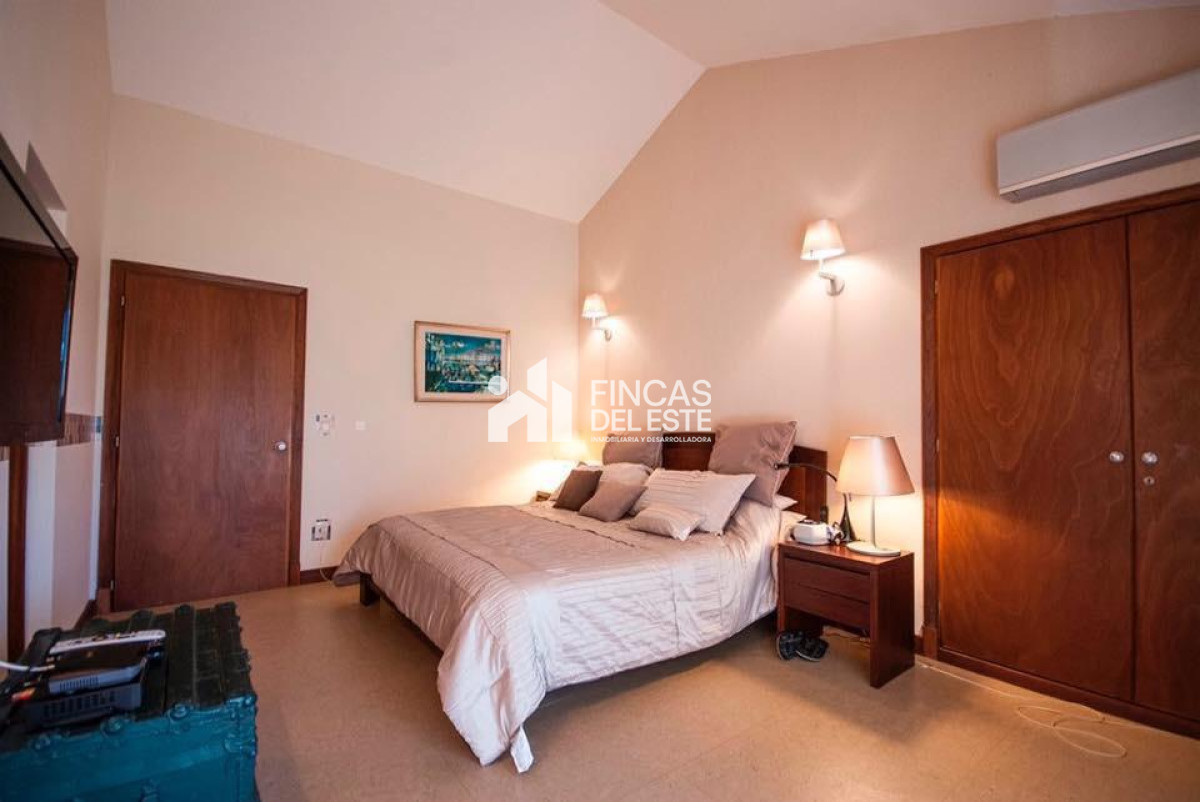 Casa ID.86/Expectacular-casa-a-metros-del-mar.-Playa-Mansa.-5-dormitorios.-5-baños. - Expectacular casa a metros del mar. Playa Mansa. 5 dormitorios. 5 baños.
