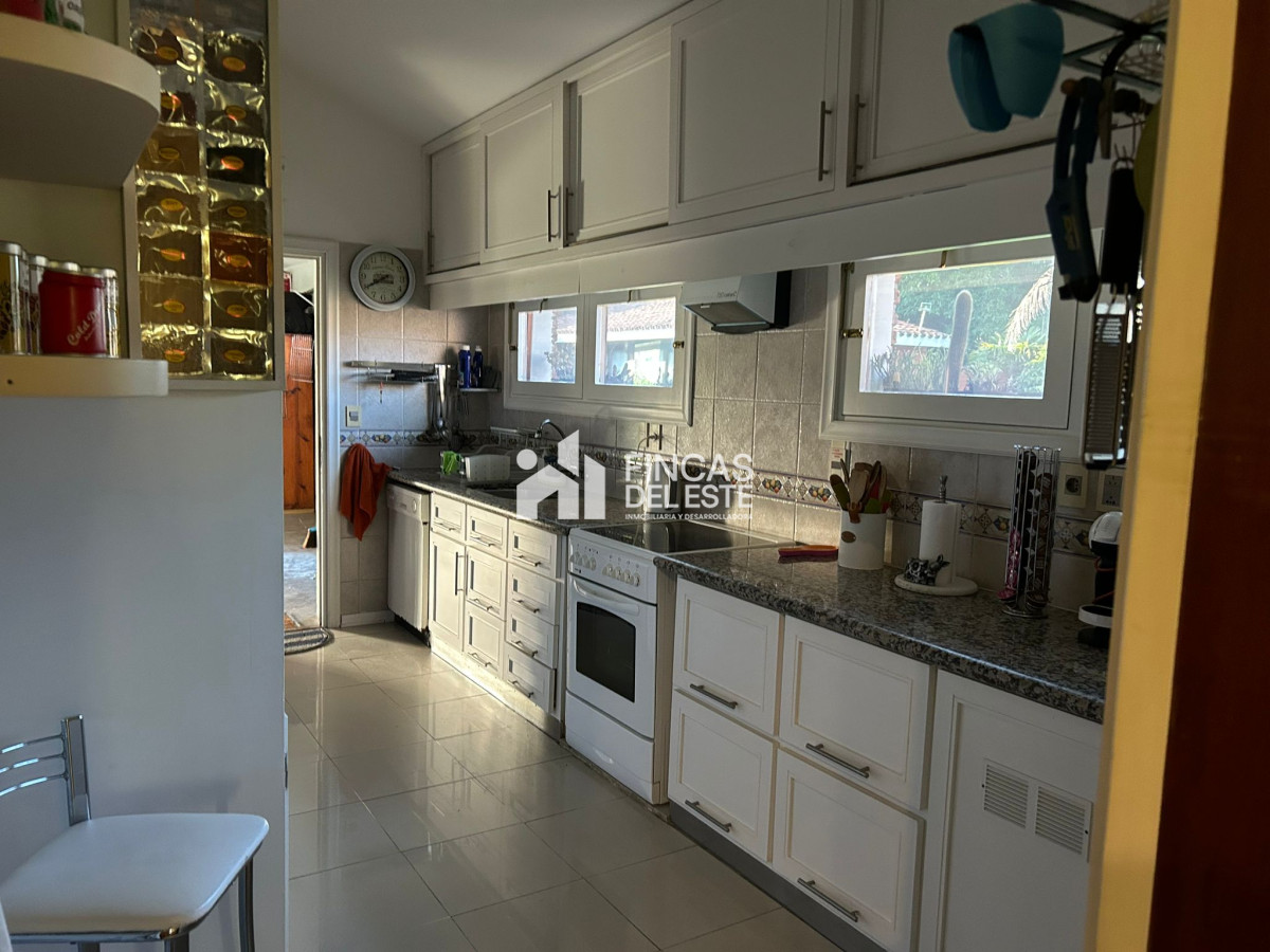 Casa ID.1973/Hermosa-casa-en-alquiler-con-5-dormitorios-PUNTA-DEL-ESTE- - Hermosa casa en alquiler  con 5 dormitorios  PUNTA DEL ESTE 