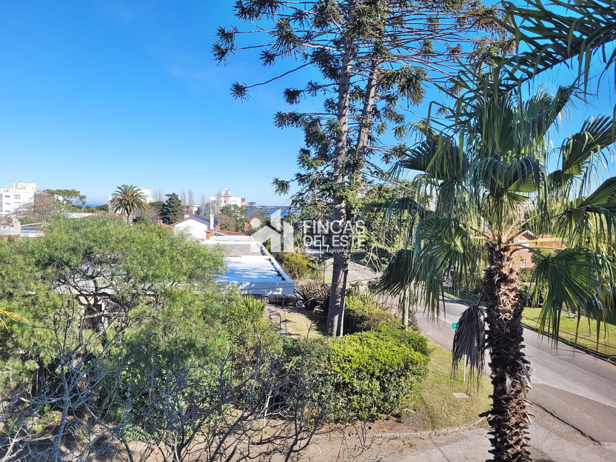 Casa ID.2339/Hermosa-casa-muy-bien-ubicada-en-venta-5-dormitorios-en-Punta-del-Este - Hermosa casa muy bien ubicada en venta 5 dormitorios en Punta del Este