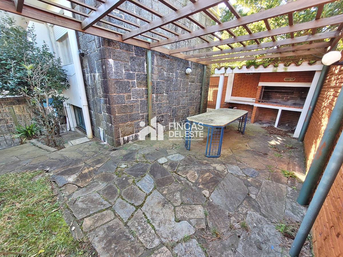 Casa ID.2339/Hermosa-casa-muy-bien-ubicada-en-venta-5-dormitorios-en-Punta-del-Este - Hermosa casa muy bien ubicada en venta 5 dormitorios en Punta del Este