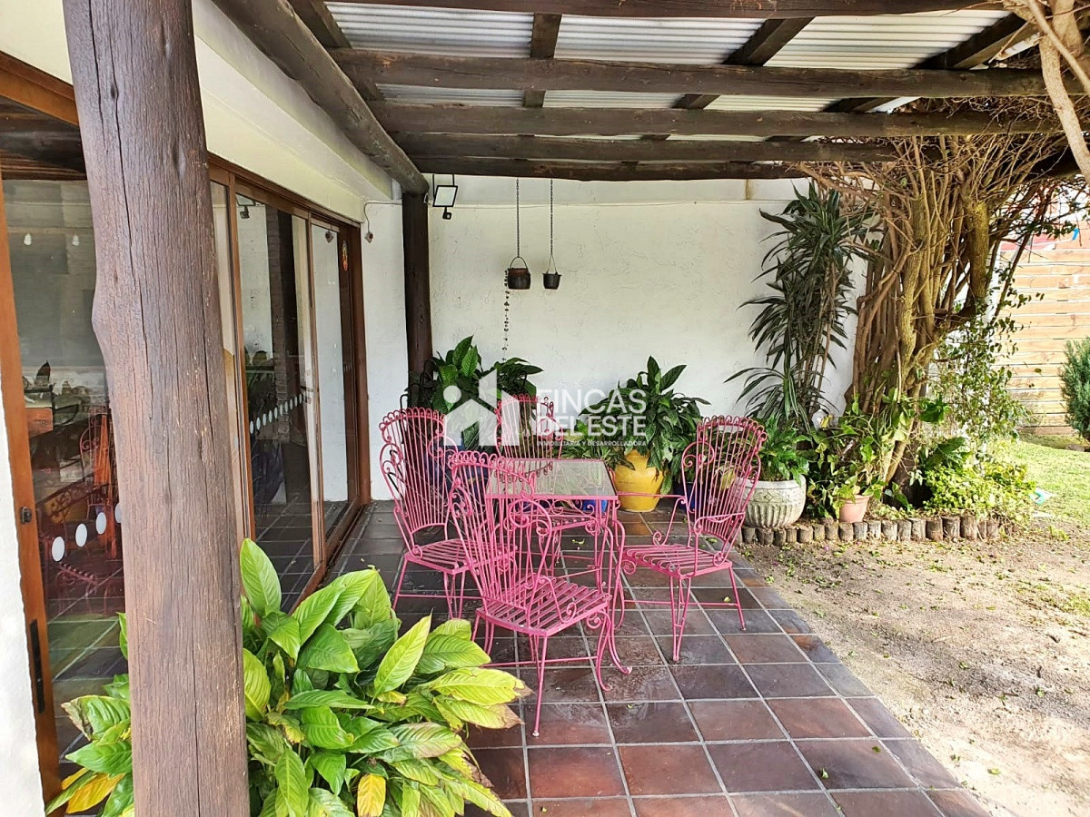 Casa ID.880/Casa-en-Las-Delicias-con-3-dormitorios-y-jardín-amplio! - Casa en Las Delicias con 3 dormitorios y jardín amplio!