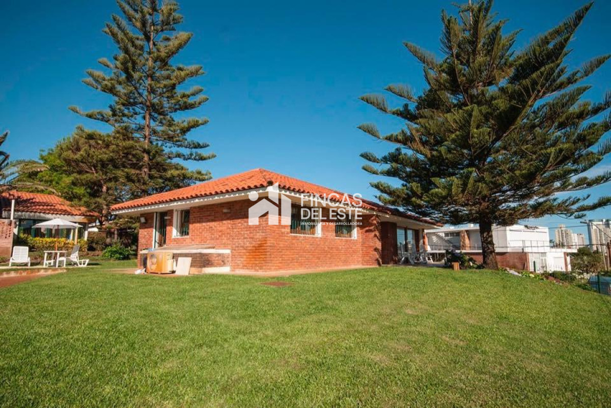 Casa ID.86/Expectacular-casa-a-metros-del-mar.-Playa-Mansa.-5-dormitorios.-5-baños. - Expectacular casa a metros del mar. Playa Mansa. 5 dormitorios. 5 baños.