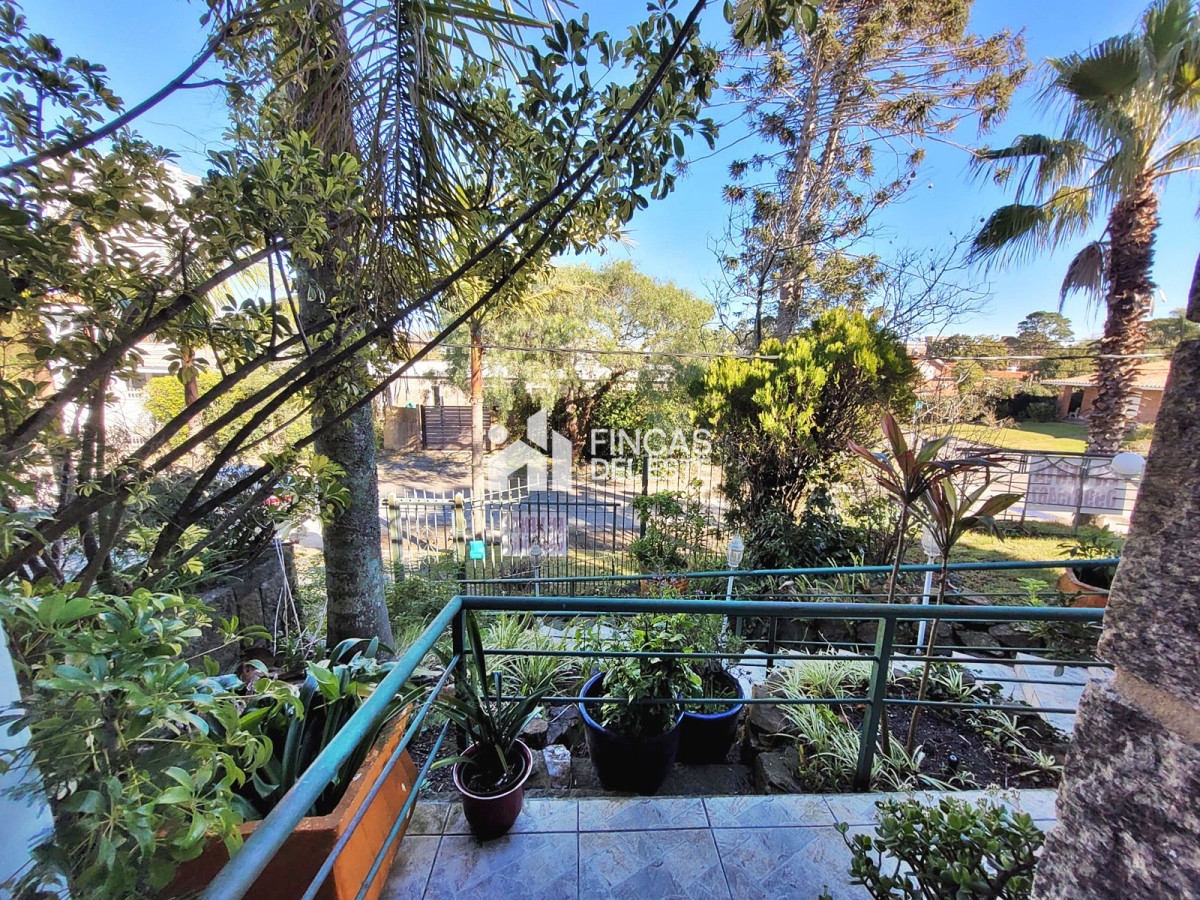 Casa ID.2339/Hermosa-casa-muy-bien-ubicada-en-venta-5-dormitorios-en-Punta-del-Este - Hermosa casa muy bien ubicada en venta 5 dormitorios en Punta del Este