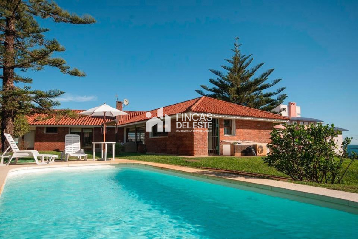 Casa ID.86/Expectacular-casa-a-metros-del-mar.-Playa-Mansa.-5-dormitorios.-5-baños. - Expectacular casa a metros del mar. Playa Mansa. 5 dormitorios. 5 baños.
