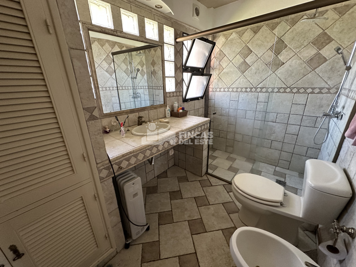 Casa ID.2362/Excelente-casa-en-alquiler-de-temporada-de-3-dormitorios-mas-dependencia-Piscina-y-barbacoa-Punta-del-Este - Excelente casa en alquiler de temporada de 3 dormitorios mas dependencia- Piscina y barbacoa- Punta del Este