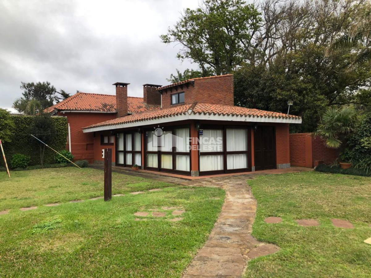 Casa ID.1973/Hermosa-casa-en-alquiler-con-5-dormitorios-PUNTA-DEL-ESTE- - Hermosa casa en alquiler  con 5 dormitorios  PUNTA DEL ESTE 