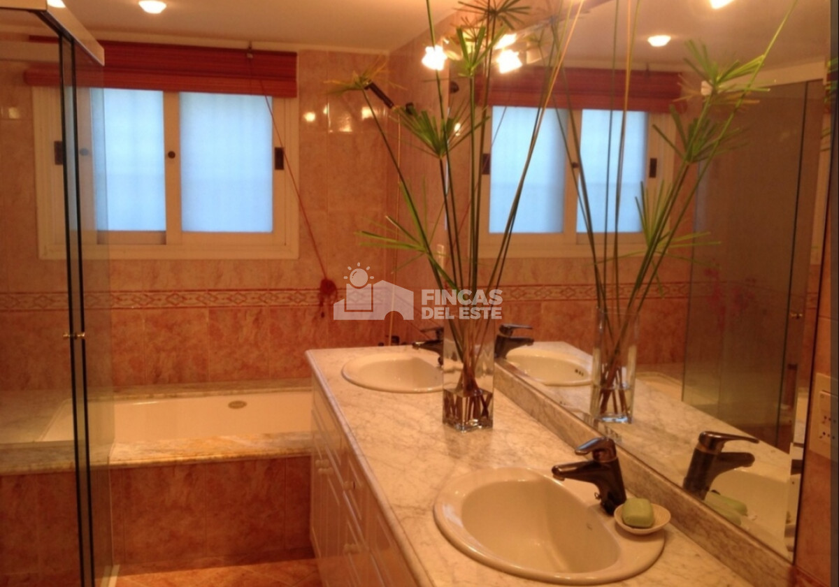 Casa ID.2355/Casa-en-alquiler-de-enero-4-dormitorios-en-Cantegril-Punta-del-este- - Casa en alquiler de enero 4 dormitorios en Cantegril  Punta del este 