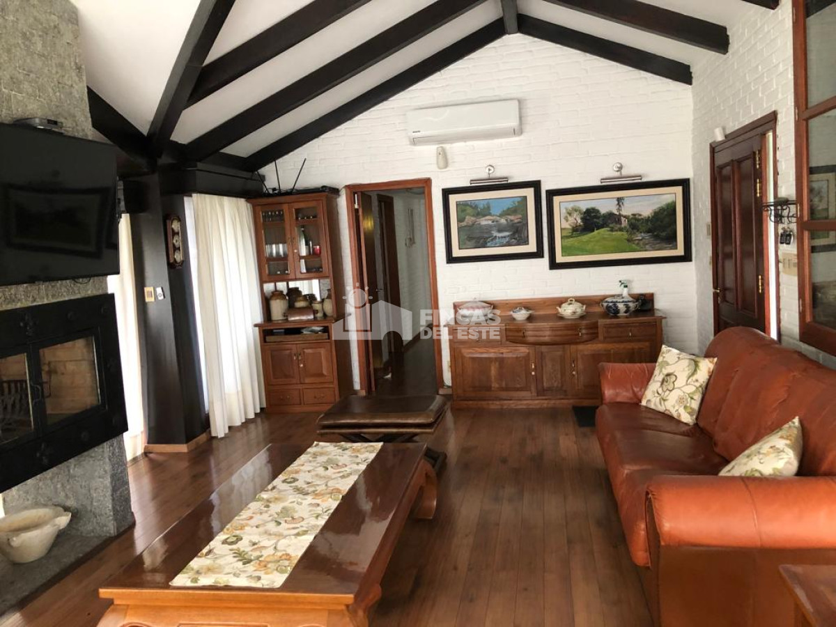 Casa ID.1973/Hermosa-casa-en-alquiler-con-5-dormitorios-PUNTA-DEL-ESTE- - Hermosa casa en alquiler  con 5 dormitorios  PUNTA DEL ESTE 