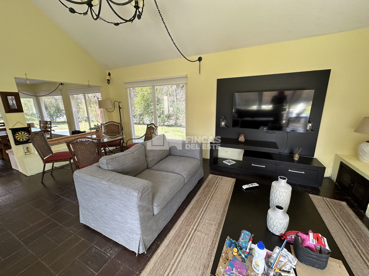 Casa ID.2362/Excelente-casa-en-alquiler-de-temporada-de-3-dormitorios-mas-dependencia-Piscina-y-barbacoa-Punta-del-Este - Excelente casa en alquiler de temporada de 3 dormitorios mas dependencia- Piscina y barbacoa- Punta del Este