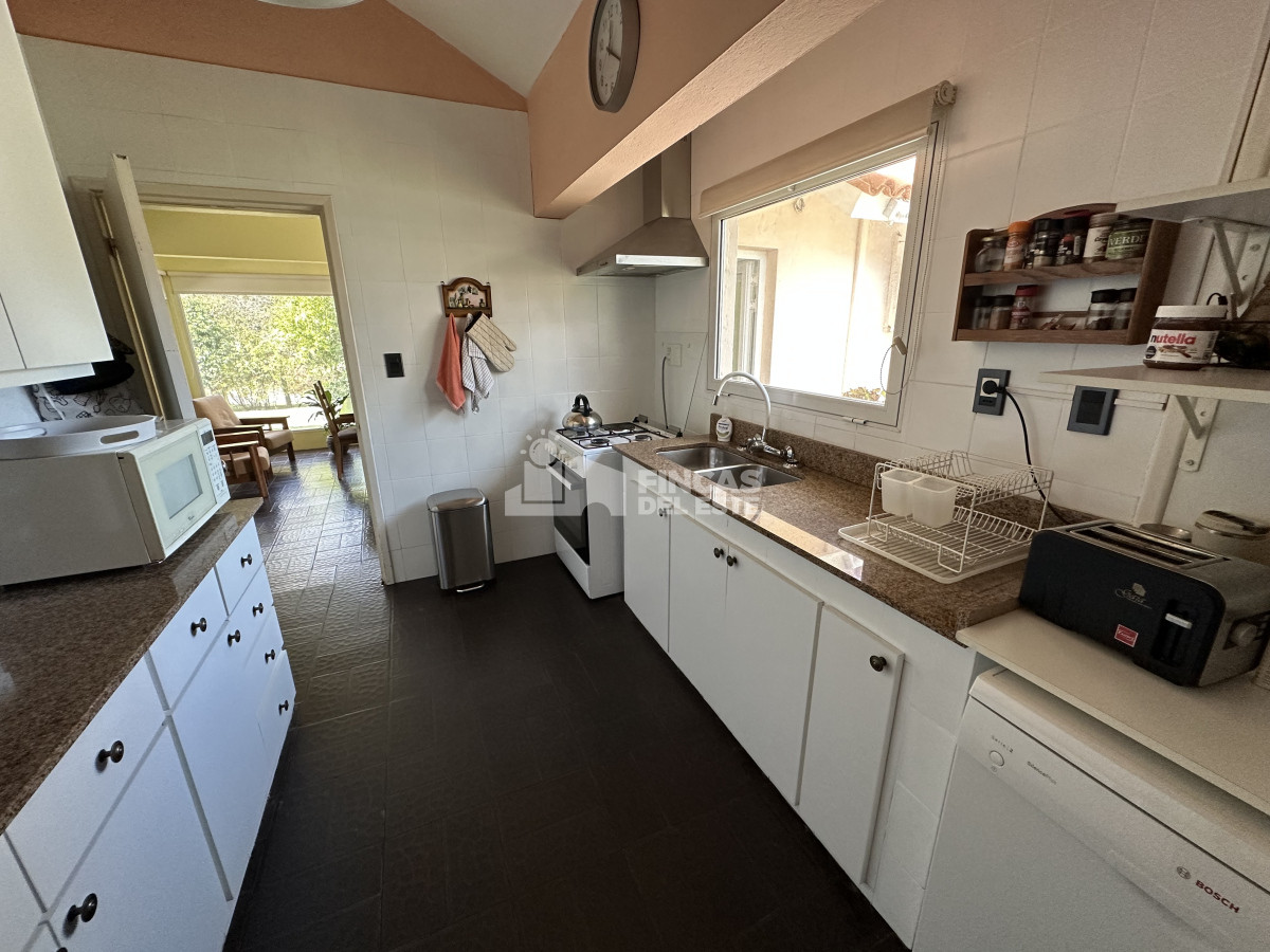 Casa ID.2362/Excelente-casa-en-alquiler-de-temporada-de-3-dormitorios-mas-dependencia-Piscina-y-barbacoa-Punta-del-Este - Excelente casa en alquiler de temporada de 3 dormitorios mas dependencia- Piscina y barbacoa- Punta del Este