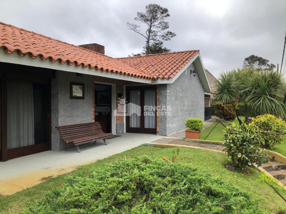 Casa ID.1973/Hermosa-casa-en-alquiler-con-5-dormitorios-PUNTA-DEL-ESTE- - Hermosa casa en alquiler  con 5 dormitorios  PUNTA DEL ESTE 