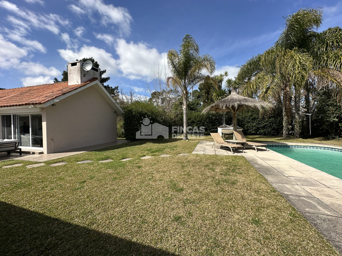 Casa ID.2362/Excelente-casa-en-alquiler-de-temporada-de-3-dormitorios-mas-dependencia-Piscina-y-barbacoa-Punta-del-Este - Excelente casa en alquiler de temporada de 3 dormitorios mas dependencia- Piscina y barbacoa- Punta del Este