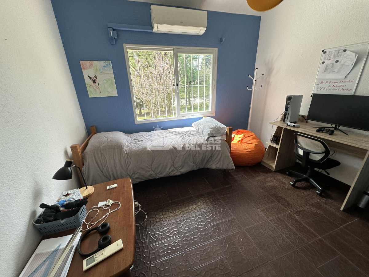 Casa ID.2362/Excelente-casa-en-alquiler-de-temporada-de-3-dormitorios-mas-dependencia-Piscina-y-barbacoa-Punta-del-Este - Excelente casa en alquiler de temporada de 3 dormitorios mas dependencia- Piscina y barbacoa- Punta del Este