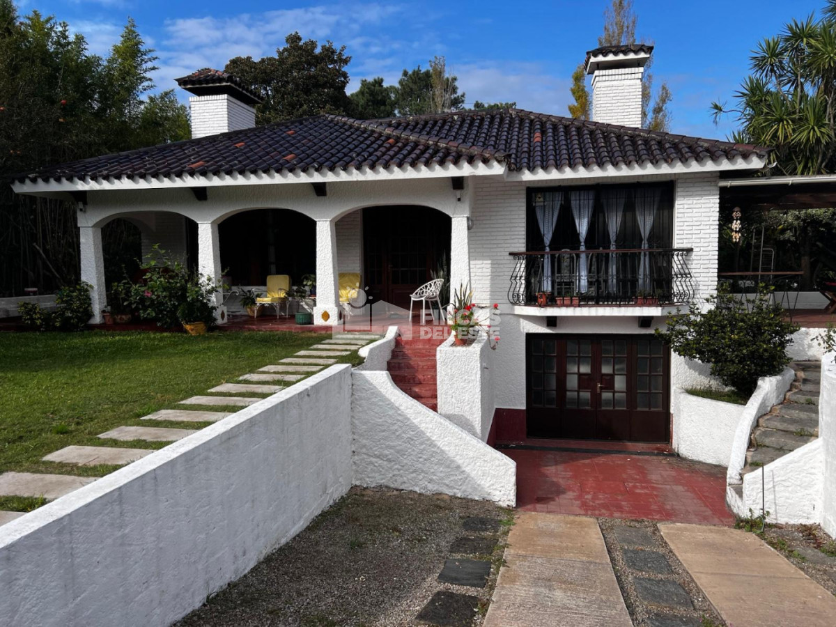 Casa ID.2830/Casa-de-4-dormitorios-con-piscina-en-Punta-del-Este- - Casa de 4 dormitorios con piscina en Punta del Este 