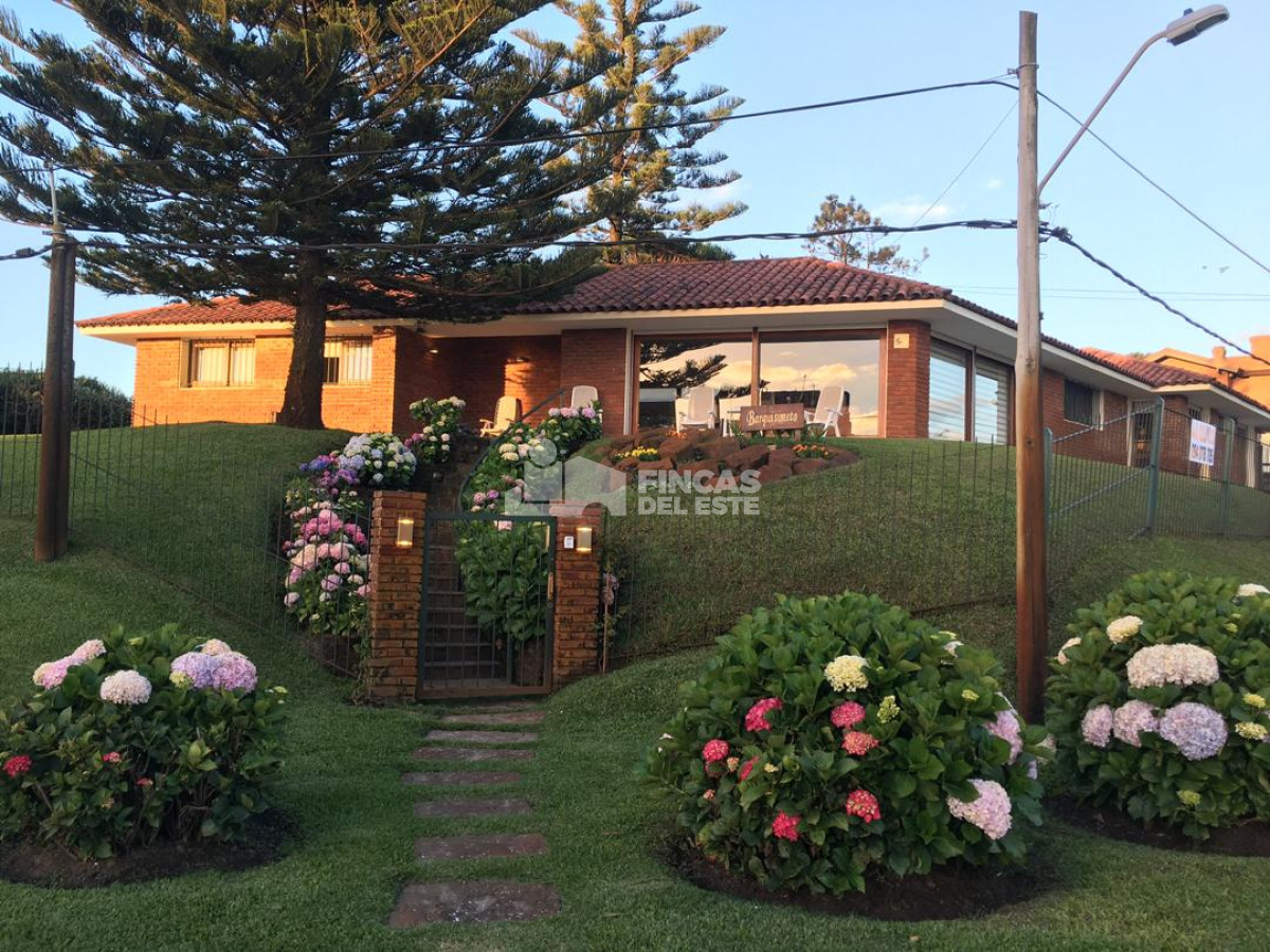 Casa ID.86/Expectacular-casa-a-metros-del-mar.-Playa-Mansa.-5-dormitorios.-5-baños. - Expectacular casa a metros del mar. Playa Mansa. 5 dormitorios. 5 baños.