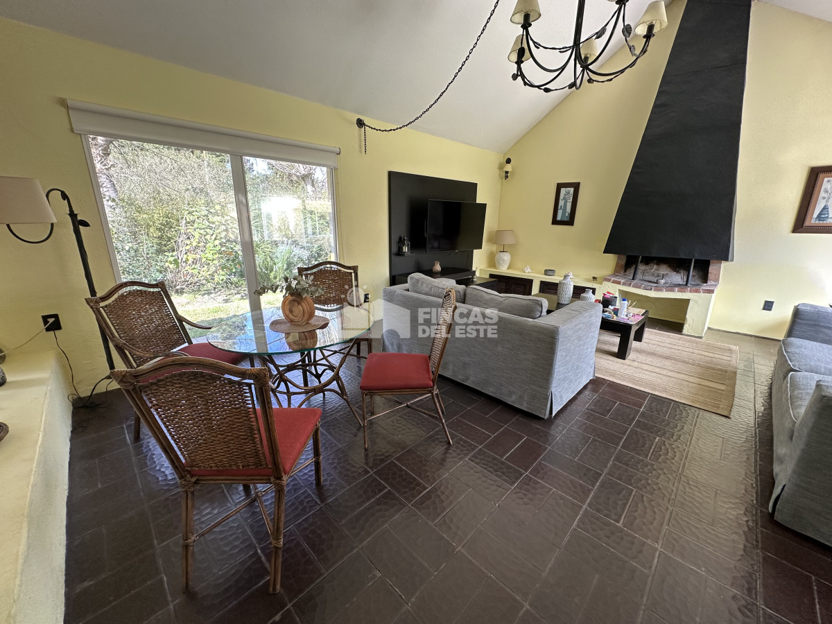 Casa ID.2362/Excelente-casa-en-alquiler-de-temporada-de-3-dormitorios-mas-dependencia-Piscina-y-barbacoa-Punta-del-Este - Excelente casa en alquiler de temporada de 3 dormitorios mas dependencia- Piscina y barbacoa- Punta del Este