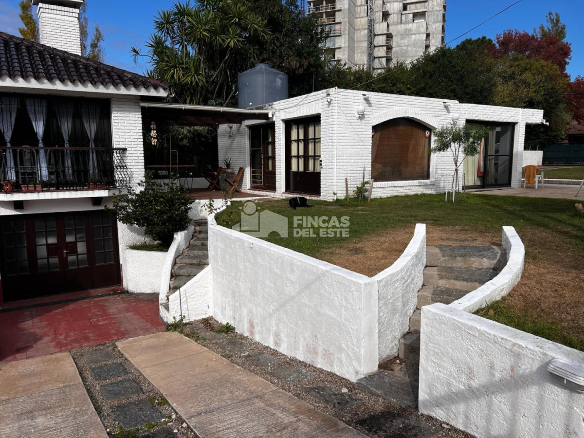 Casa ID.2830/Casa-de-4-dormitorios-con-piscina-en-Punta-del-Este- - Casa de 4 dormitorios con piscina en Punta del Este 