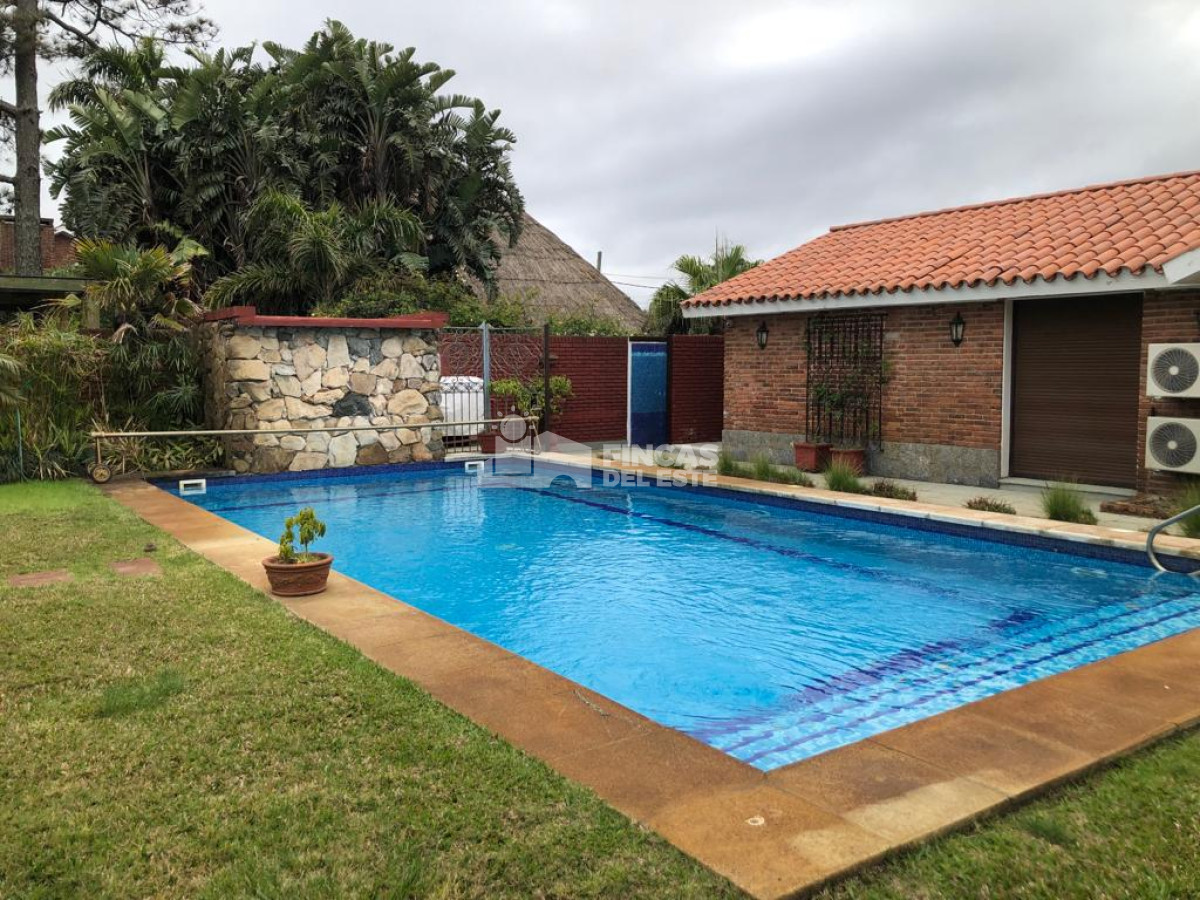 Casa ID.1973/Hermosa-casa-en-alquiler-con-5-dormitorios-PUNTA-DEL-ESTE- - Hermosa casa en alquiler  con 5 dormitorios  PUNTA DEL ESTE 