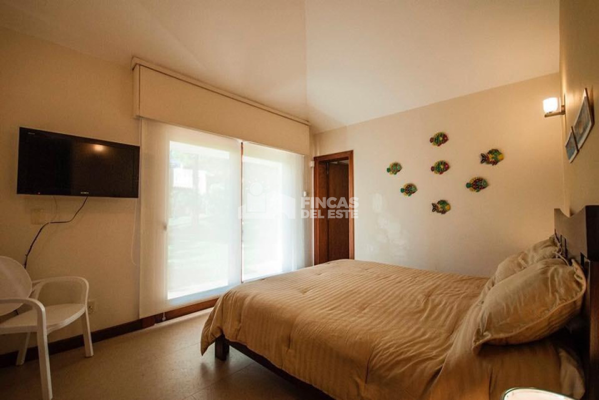 Casa ID.86/Expectacular-casa-a-metros-del-mar.-Playa-Mansa.-5-dormitorios.-5-baños. - Expectacular casa a metros del mar. Playa Mansa. 5 dormitorios. 5 baños.