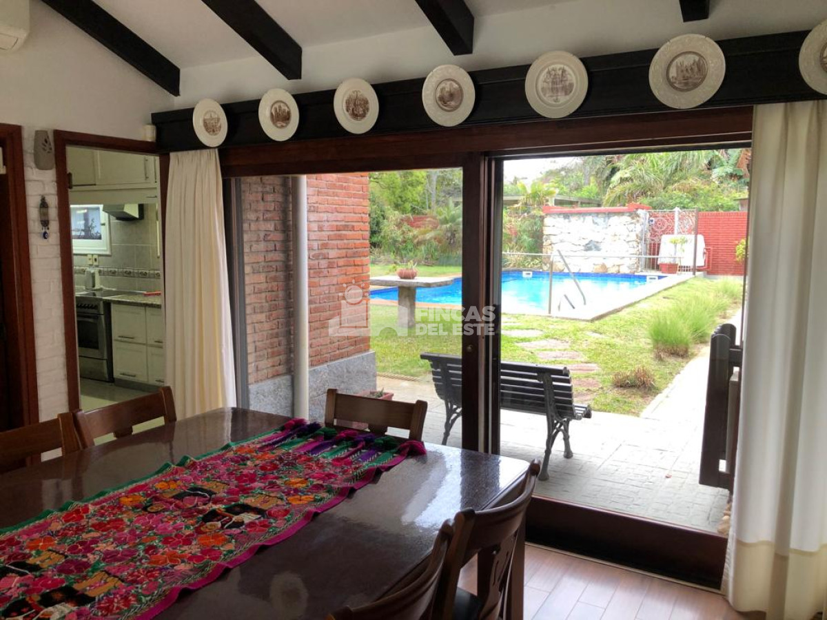 Casa ID.1973/Hermosa-casa-en-alquiler-con-5-dormitorios-PUNTA-DEL-ESTE- - Hermosa casa en alquiler  con 5 dormitorios  PUNTA DEL ESTE 