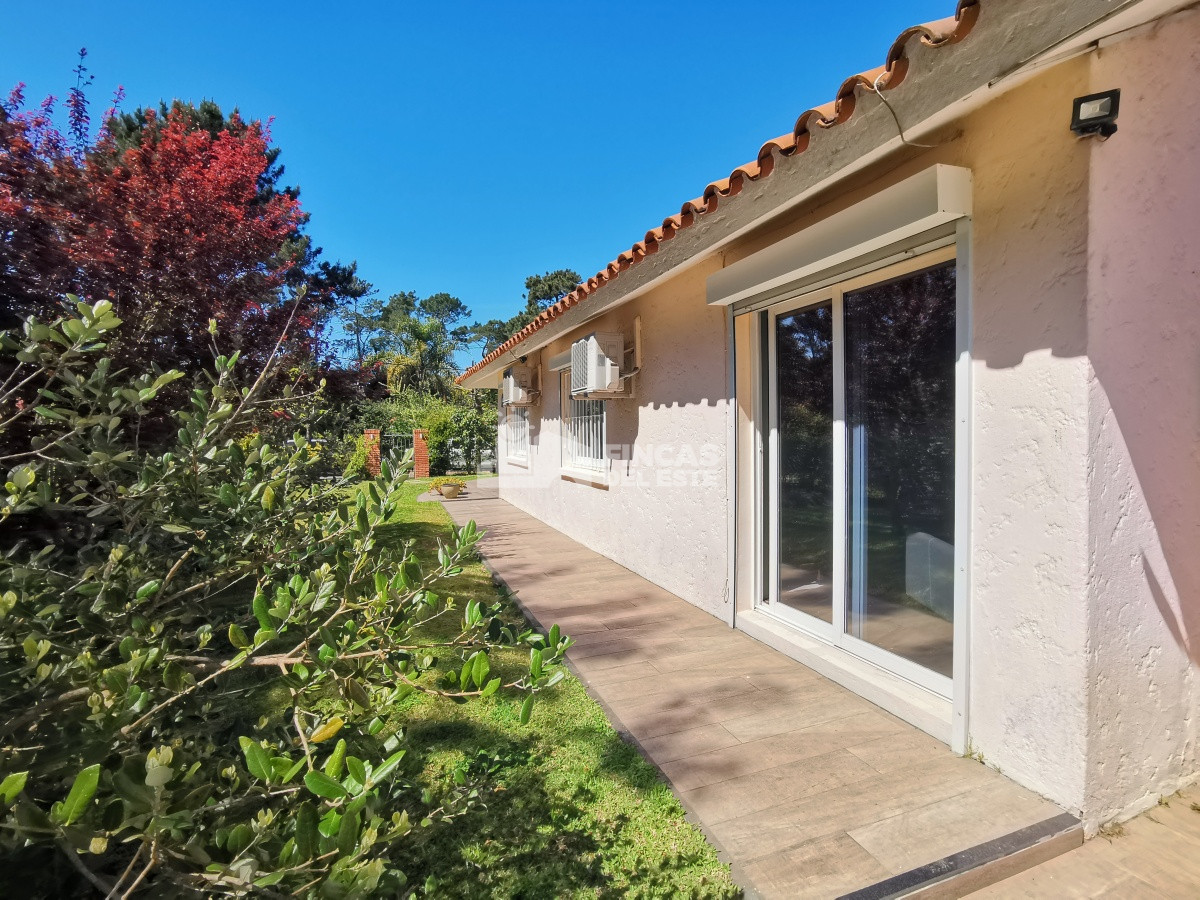 Casa ID.2362/Excelente-casa-en-alquiler-de-temporada-de-3-dormitorios-mas-dependencia-Piscina-y-barbacoa-Punta-del-Este - Excelente casa en alquiler de temporada de 3 dormitorios mas dependencia- Piscina y barbacoa- Punta del Este