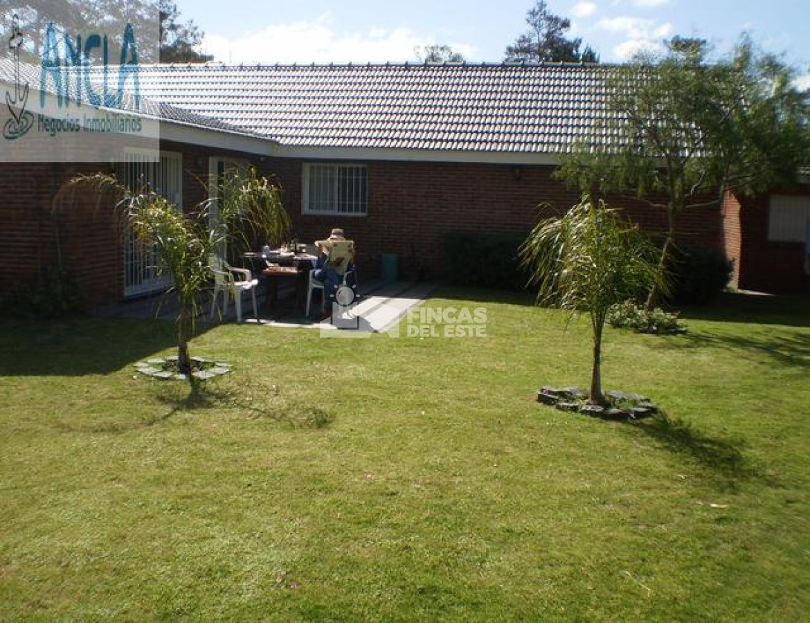 Casa ID.2412/Casa-en-Mansa-de-4-dormitorios-en-alquiler-y-venta-Punta-del-Este - Casa en Mansa de 4 dormitorios en alquiler  y venta- Punta del Este