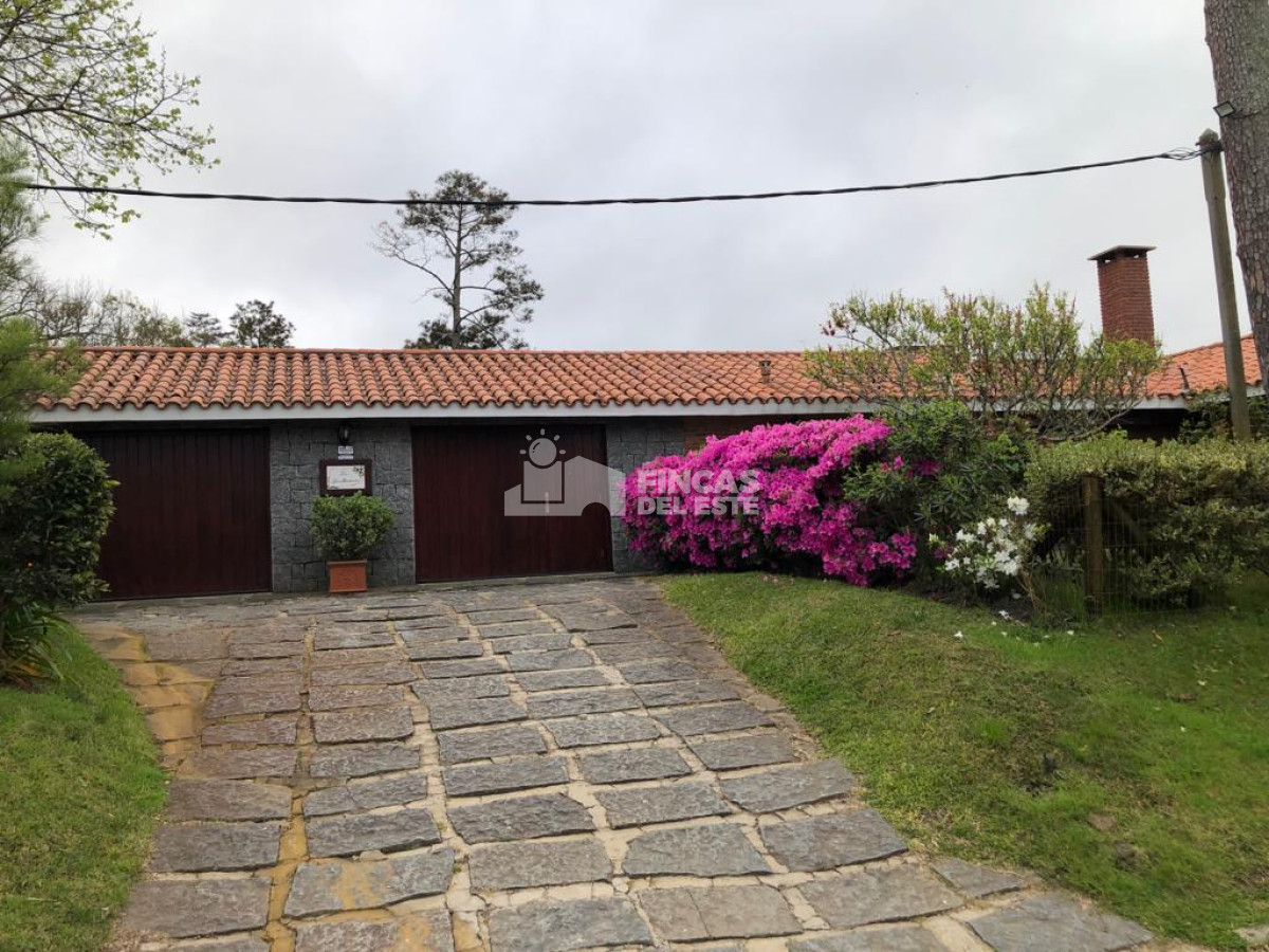 Casa ID.1973/Hermosa-casa-en-alquiler-con-5-dormitorios-PUNTA-DEL-ESTE- - Hermosa casa en alquiler  con 5 dormitorios  PUNTA DEL ESTE 