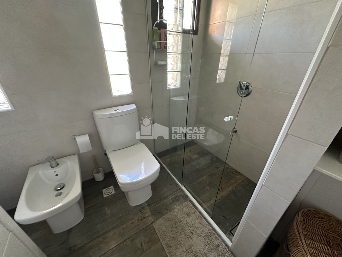 Casa ID.2362/Excelente-casa-en-alquiler-de-temporada-de-3-dormitorios-mas-dependencia-Piscina-y-barbacoa-Punta-del-Este - Excelente casa en alquiler de temporada de 3 dormitorios mas dependencia- Piscina y barbacoa- Punta del Este