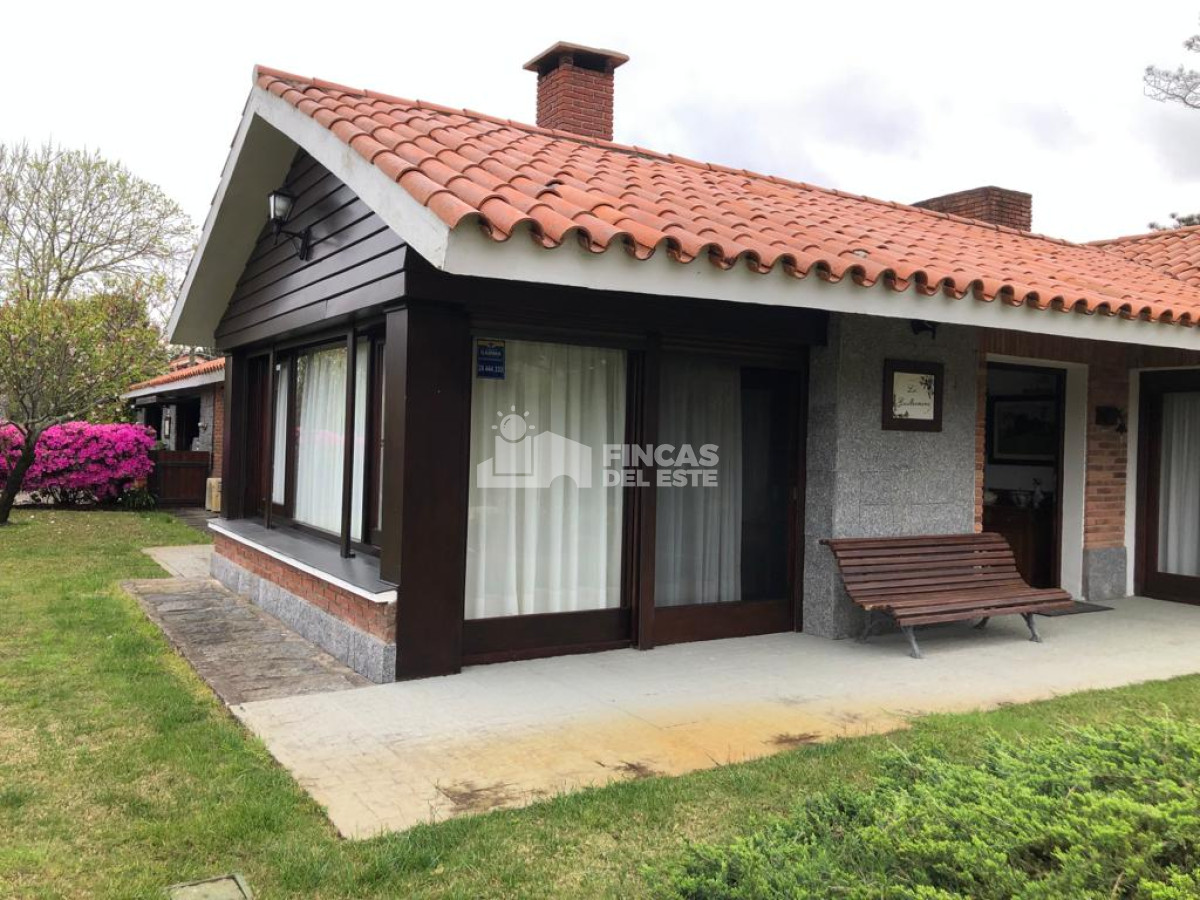 Casa ID.1973/Hermosa-casa-en-alquiler-con-5-dormitorios-PUNTA-DEL-ESTE- - Hermosa casa en alquiler  con 5 dormitorios  PUNTA DEL ESTE 