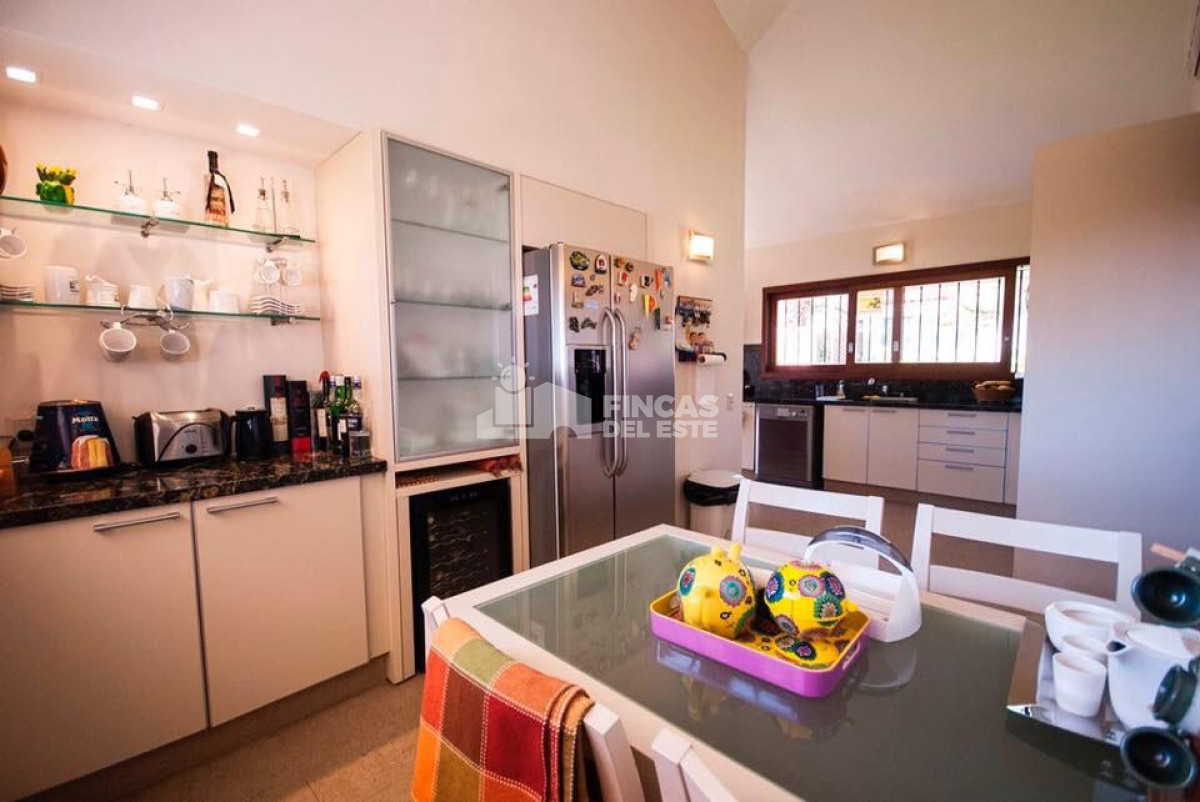 Casa ID.86/Expectacular-casa-a-metros-del-mar.-Playa-Mansa.-5-dormitorios.-5-baños. - Expectacular casa a metros del mar. Playa Mansa. 5 dormitorios. 5 baños.