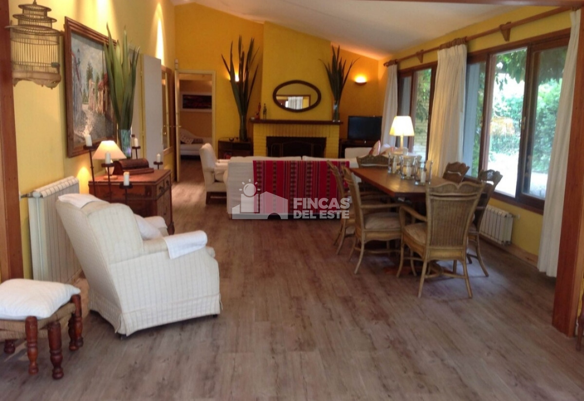 Casa ID.2355/Casa-en-alquiler-de-enero-4-dormitorios-en-Cantegril-Punta-del-este- - Casa en alquiler de enero 4 dormitorios en Cantegril  Punta del este 