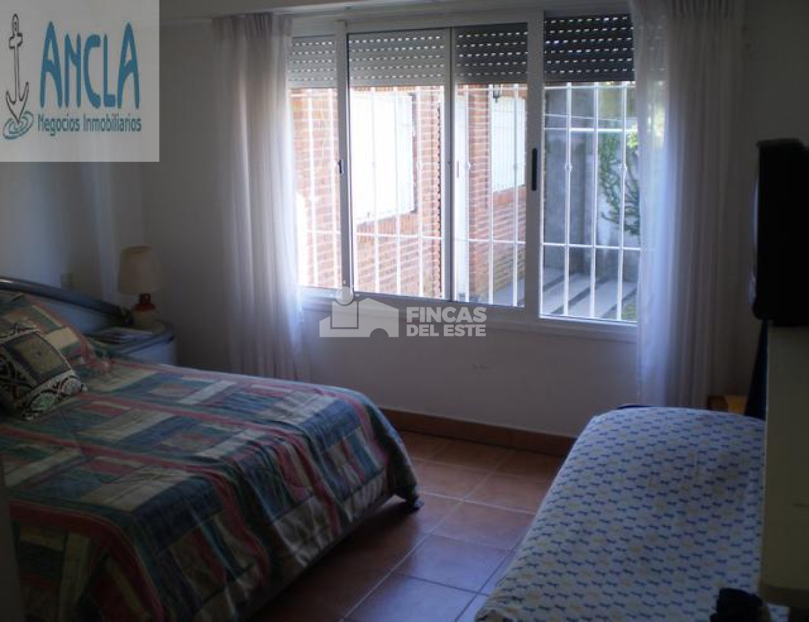 Casa ID.2412/Casa-en-Mansa-de-4-dormitorios-en-alquiler-y-venta-Punta-del-Este - Casa en Mansa de 4 dormitorios en alquiler  y venta- Punta del Este