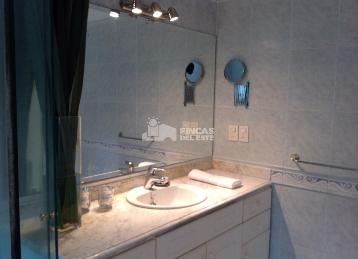 Casa ID.2355/Casa-en-alquiler-de-enero-4-dormitorios-en-Cantegril-Punta-del-este- - Casa en alquiler de enero 4 dormitorios en Cantegril  Punta del este 