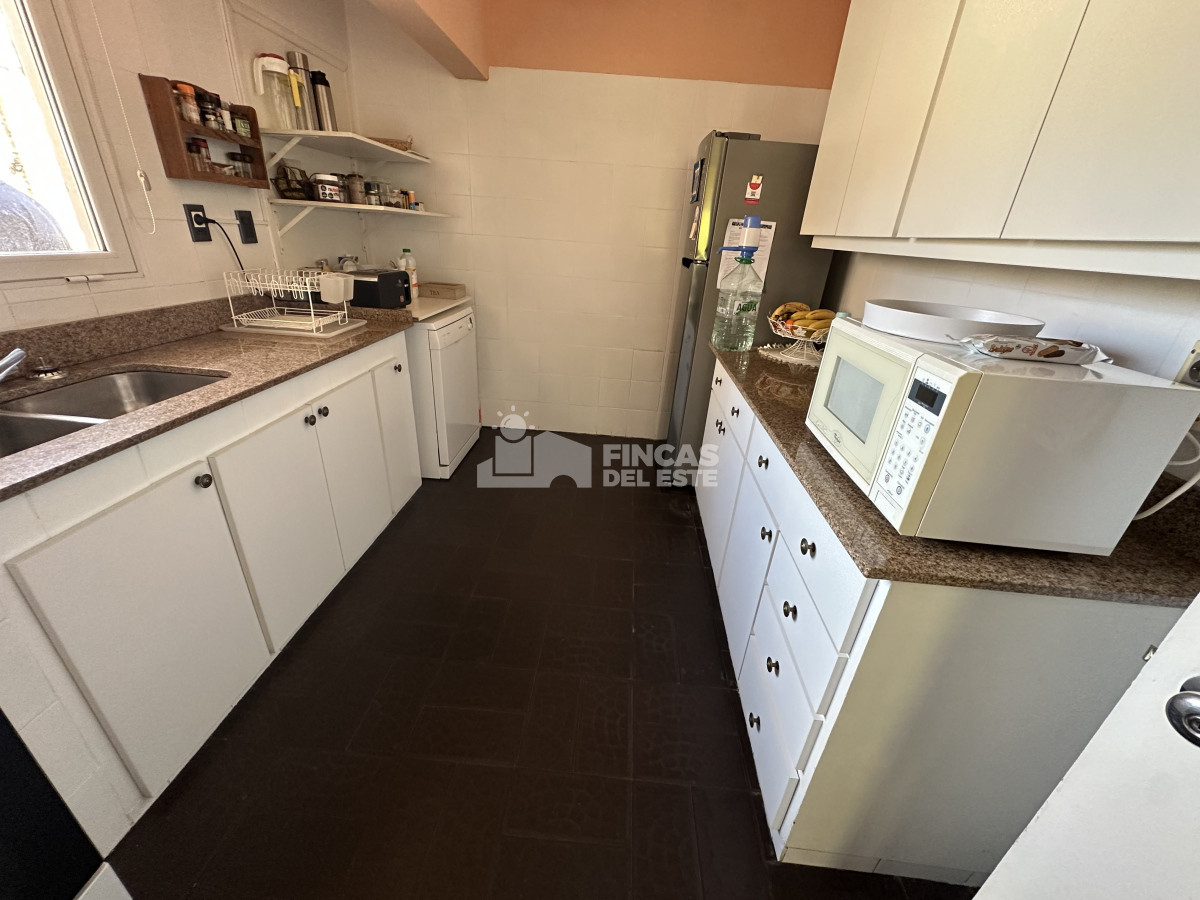 Casa ID.2362/Excelente-casa-en-alquiler-de-temporada-de-3-dormitorios-mas-dependencia-Piscina-y-barbacoa-Punta-del-Este - Excelente casa en alquiler de temporada de 3 dormitorios mas dependencia- Piscina y barbacoa- Punta del Este