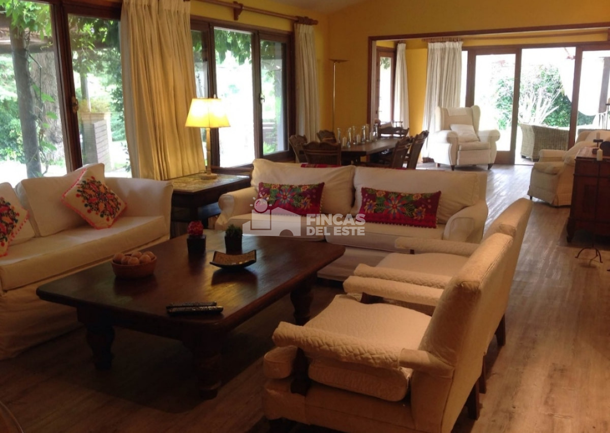 Casa ID.2355/Casa-en-alquiler-de-enero-4-dormitorios-en-Cantegril-Punta-del-este- - Casa en alquiler de enero 4 dormitorios en Cantegril  Punta del este 