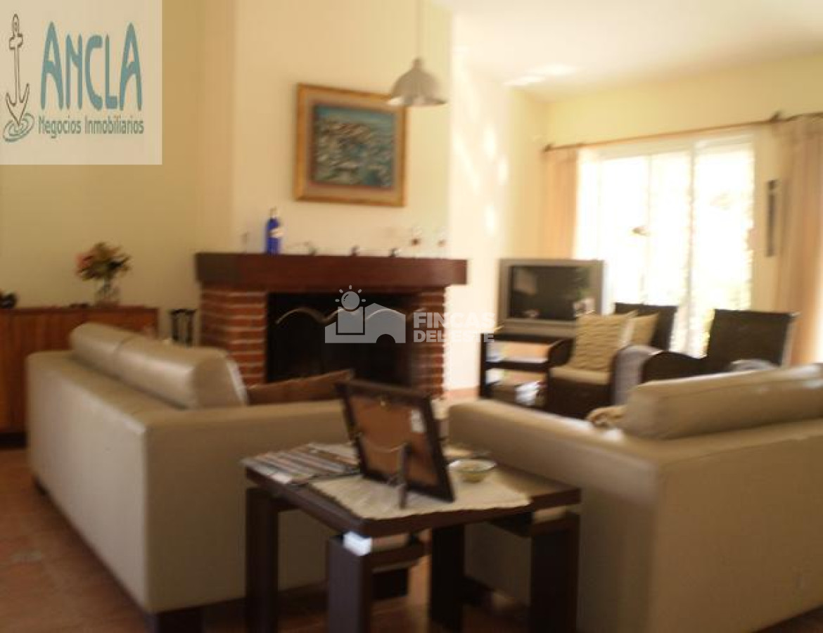Casa ID.2412/Casa-en-Mansa-de-4-dormitorios-en-alquiler-y-venta-Punta-del-Este - Casa en Mansa de 4 dormitorios en alquiler  y venta- Punta del Este