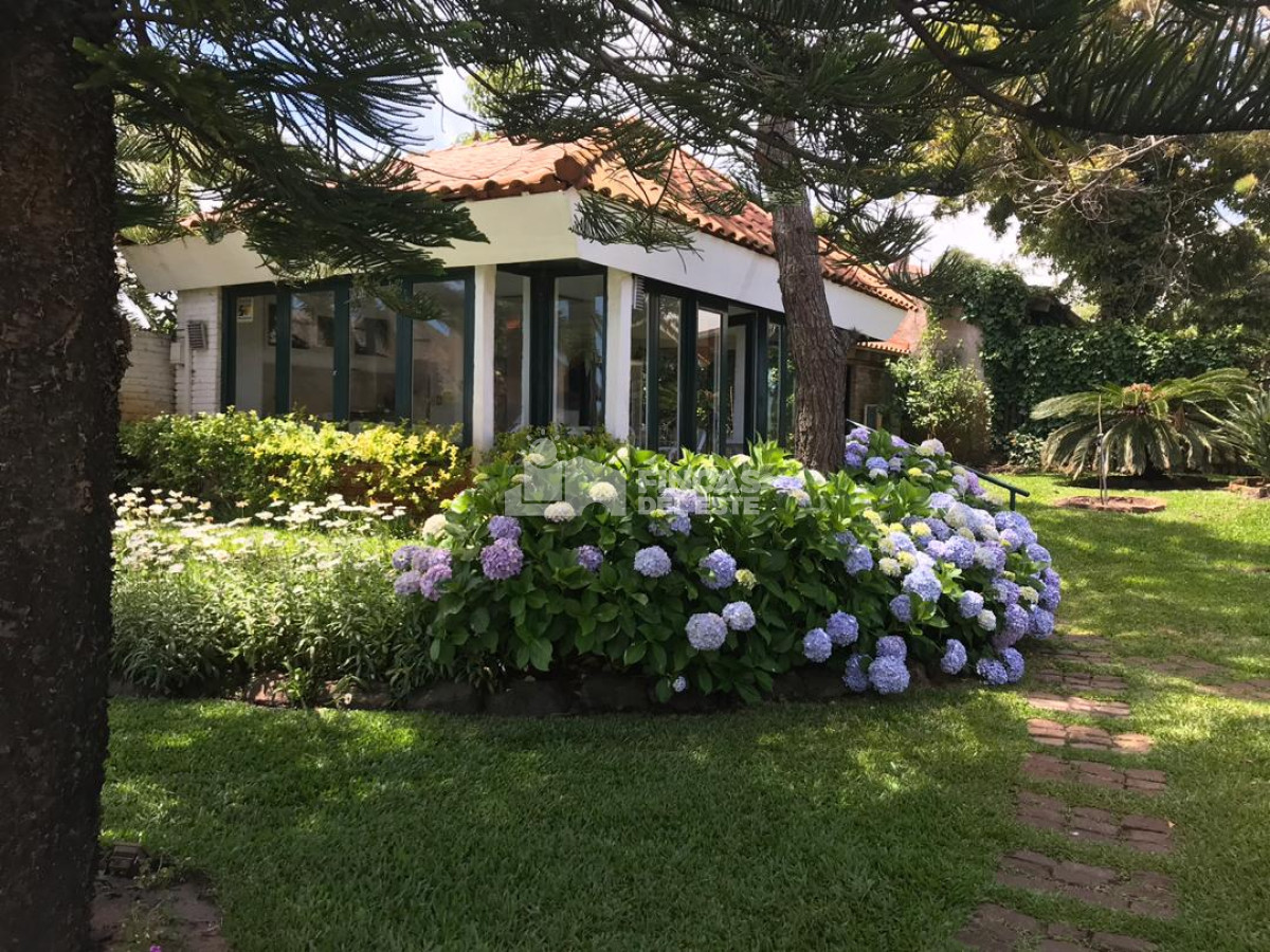 Casa ID.86/Expectacular-casa-a-metros-del-mar.-Playa-Mansa.-5-dormitorios.-5-baños. - Expectacular casa a metros del mar. Playa Mansa. 5 dormitorios. 5 baños.