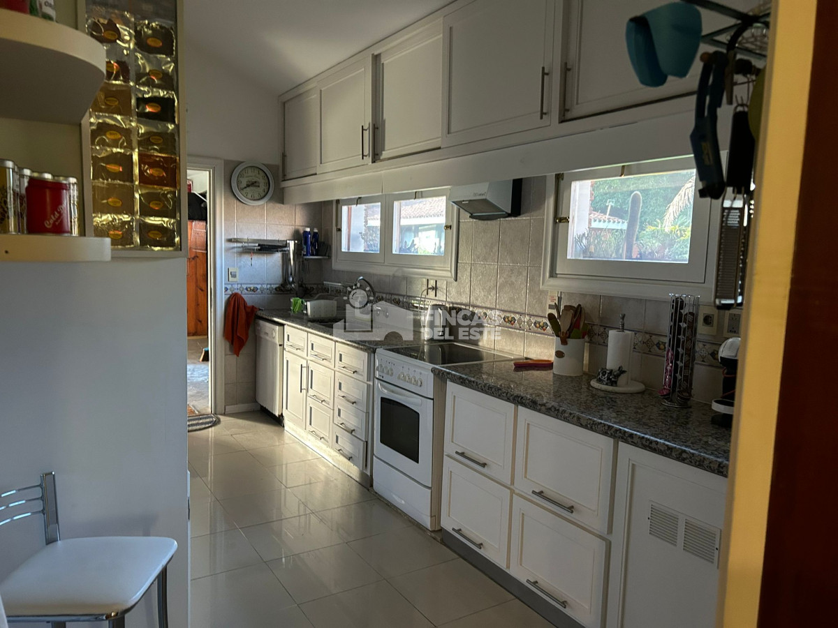 Casa ID.1973/Hermosa-casa-en-alquiler-con-5-dormitorios-PUNTA-DEL-ESTE- - Hermosa casa en alquiler  con 5 dormitorios  PUNTA DEL ESTE 