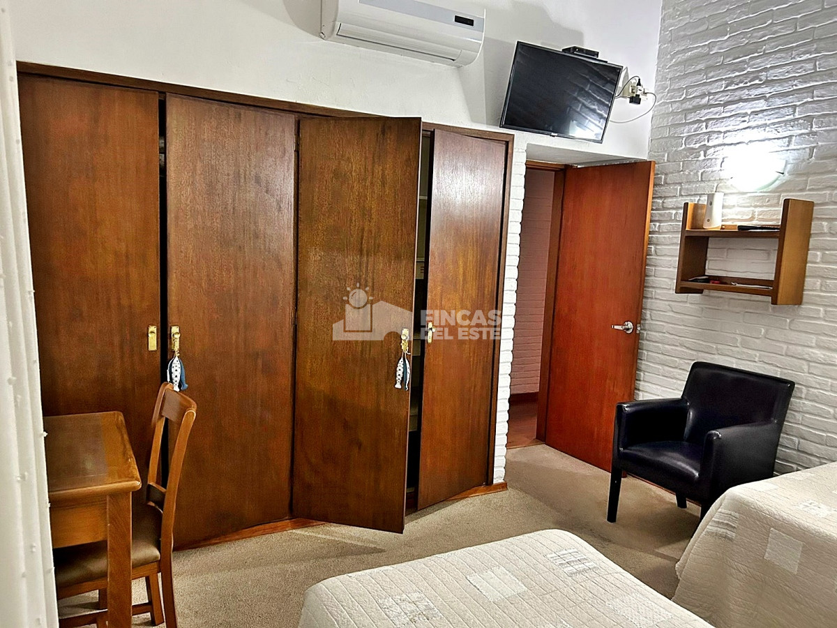 Casa ID.1973/Hermosa-casa-en-alquiler-con-5-dormitorios-PUNTA-DEL-ESTE- - Hermosa casa en alquiler  con 5 dormitorios  PUNTA DEL ESTE 