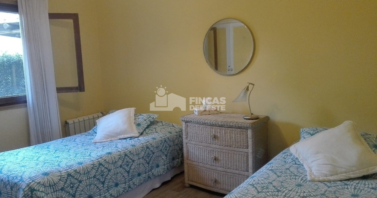 Casa ID.2355/Casa-en-alquiler-de-enero-4-dormitorios-en-Cantegril-Punta-del-este- - Casa en alquiler de enero 4 dormitorios en Cantegril  Punta del este 