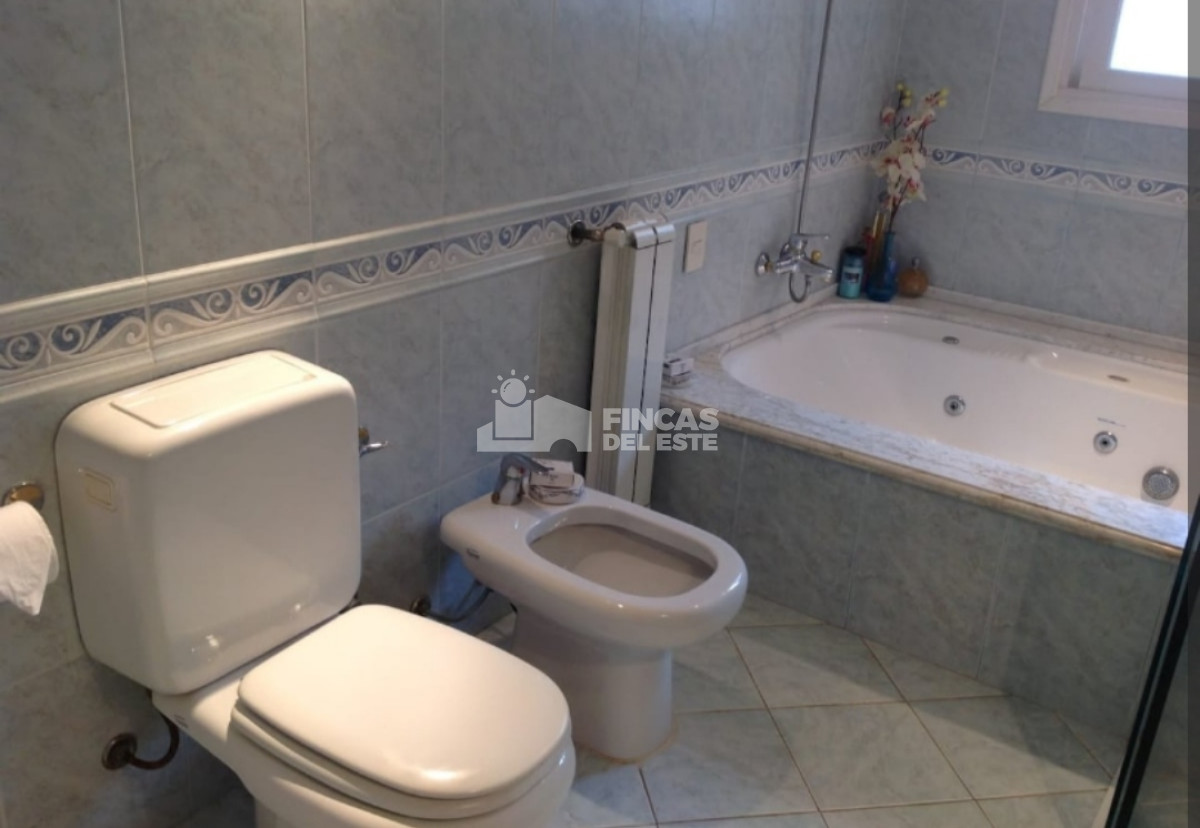 Casa ID.2355/Casa-en-alquiler-de-enero-4-dormitorios-en-Cantegril-Punta-del-este- - Casa en alquiler de enero 4 dormitorios en Cantegril  Punta del este 